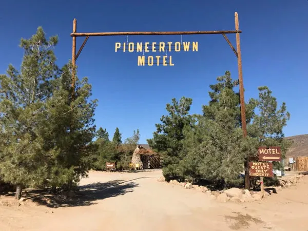 "PIONEERTOWN MOTEL" ✷ Bandits Bandanas