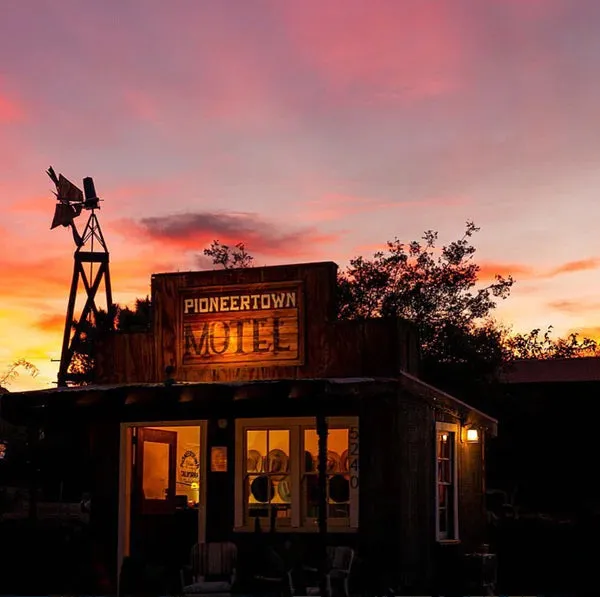 "PIONEERTOWN MOTEL" ✷ Bandits Bandanas